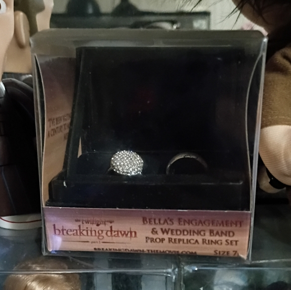 Twilight Saga Barbie Doll Set - Picture 2 of 9